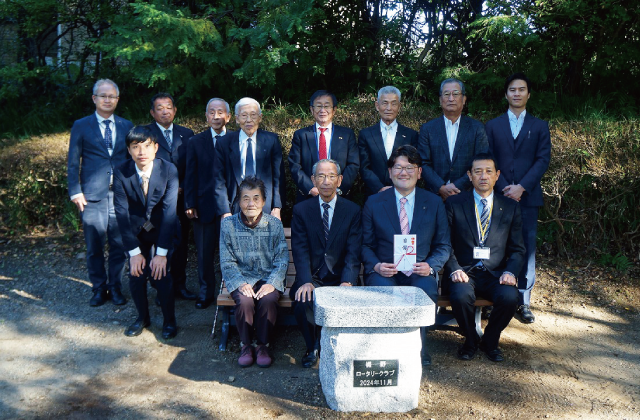 11月8日：裾野市に椅子と石テーブル寄贈 小柄沢緑地（裾野市 村田市長と裾野ロータリークラブ）