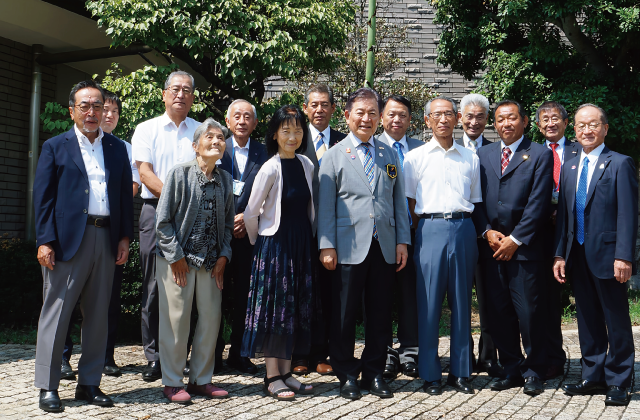 8月2日：国際ロータリー第2620地区 ガバナー公式訪問（小泉ガバナーと裾野ロータリークラブ 93年振りに記念館で開花の竜舌蘭と）